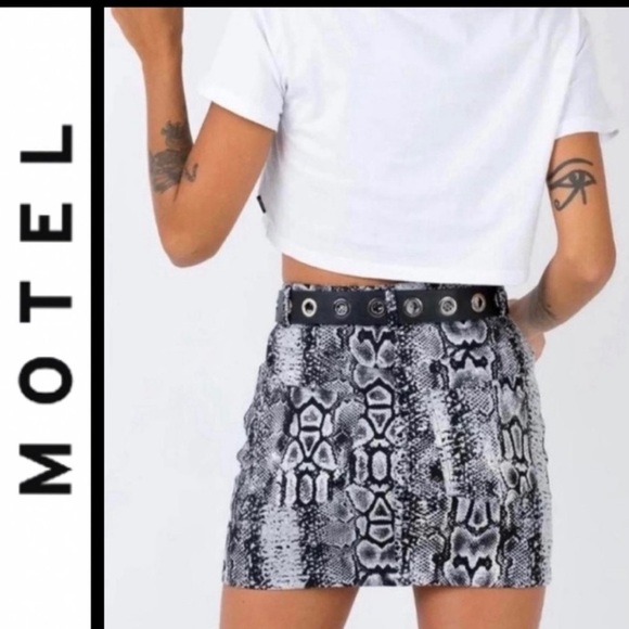 NWT Motel Broomy Snakeskin Print Mini Skirt - Picture 2 of 8